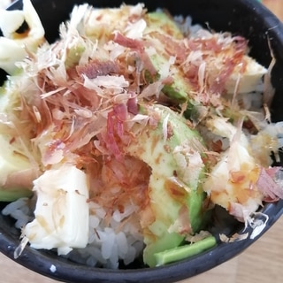 包丁いらず！簡単アボカドチーズ丼